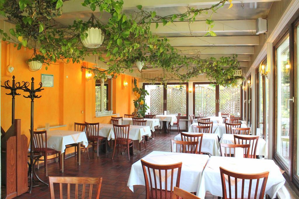 Hotel Und Restaurant Eurohof Duisburg Exterior photo