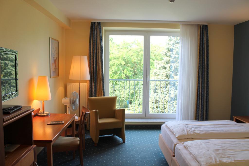 Hotel Und Restaurant Eurohof Duisburg Exterior photo